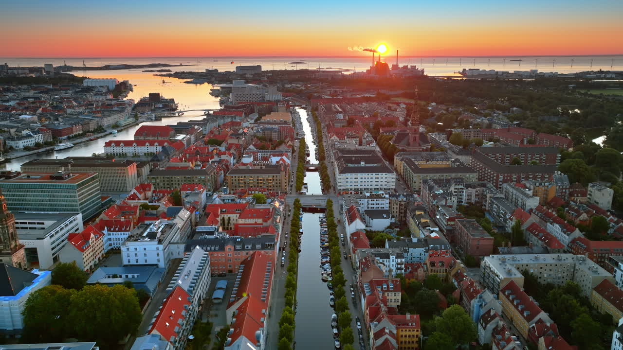 Dronebillede i fugleperspektiv af Københavns centrum, Danmark, ved solnedgang
