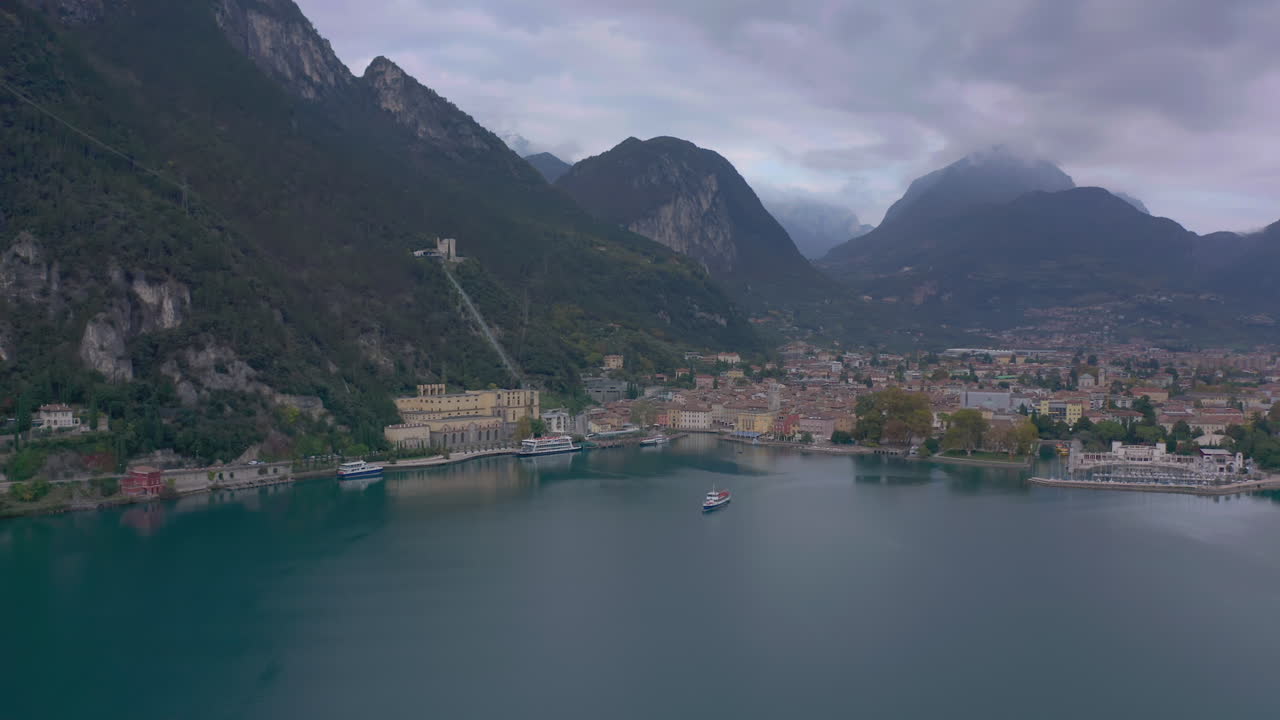 dolly en toma aérea acercándose a un barco de pasajeros que acaba de salir de un lugar hermoso y pintoresco