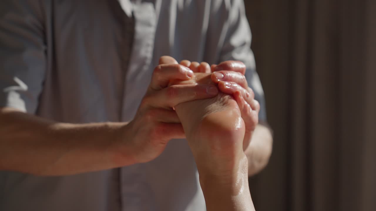 Primo piano di un massaggio professionale ai piedi con olio