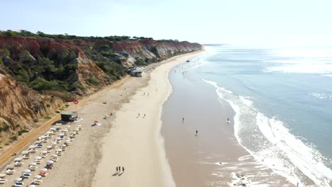 Menschen-Am-Sandstrand-Im-Sommer