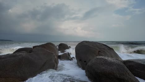 Coastline-view-and-Wave-Splash-on-Koh-Samui-Boulders,-Thailand