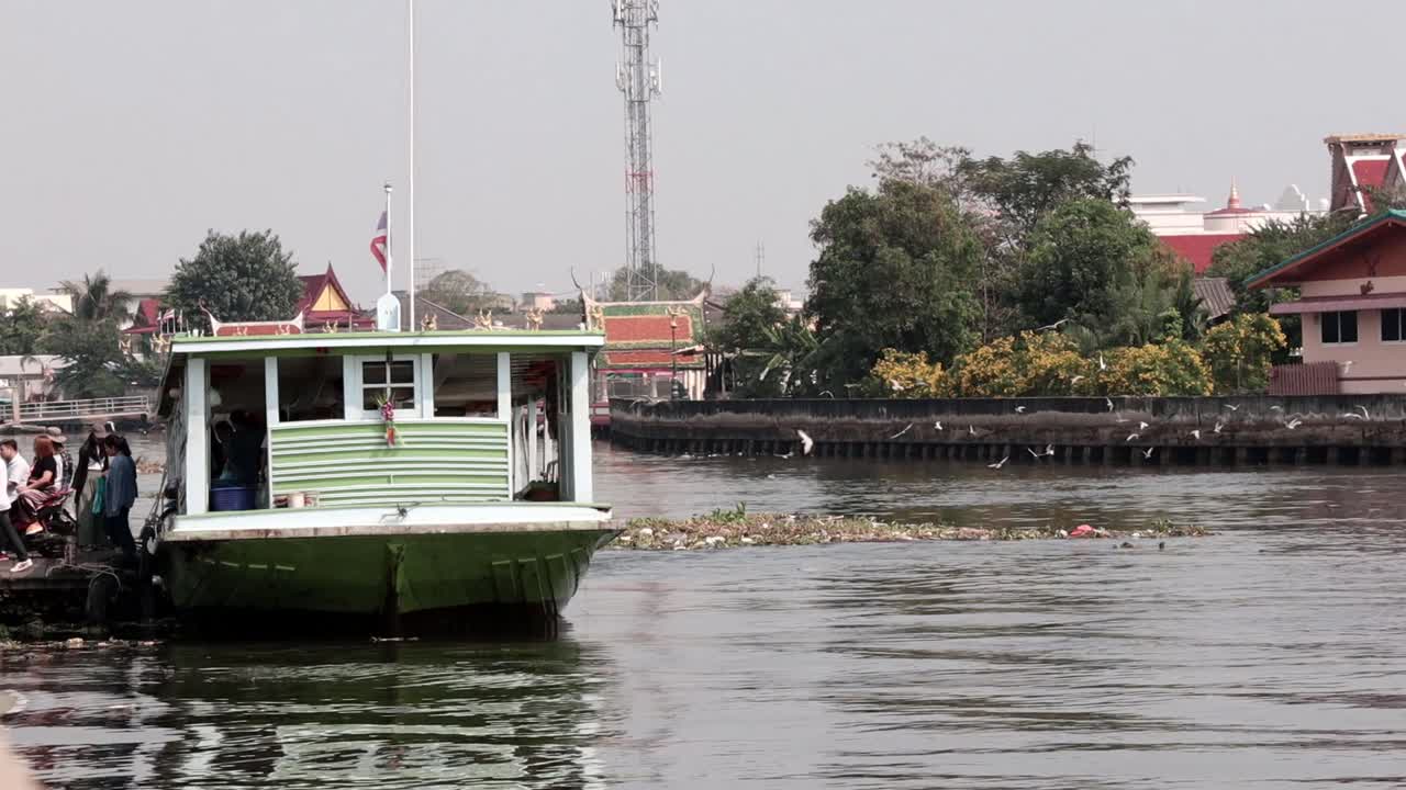 ferry en el río tailandia