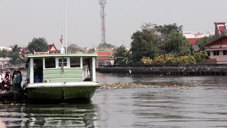 Ferry-En-El-Río-Tailandia