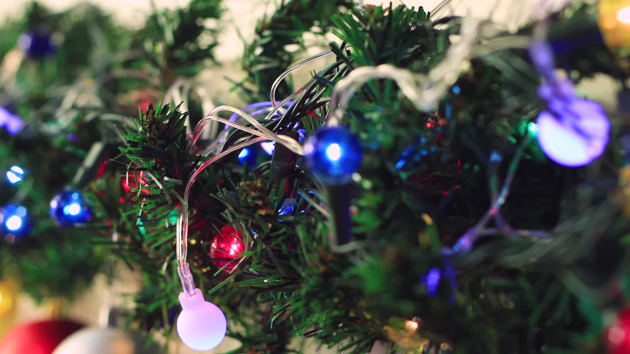 la guirnalda multicolor de navidad se ilumina y brilla maravillosamente.