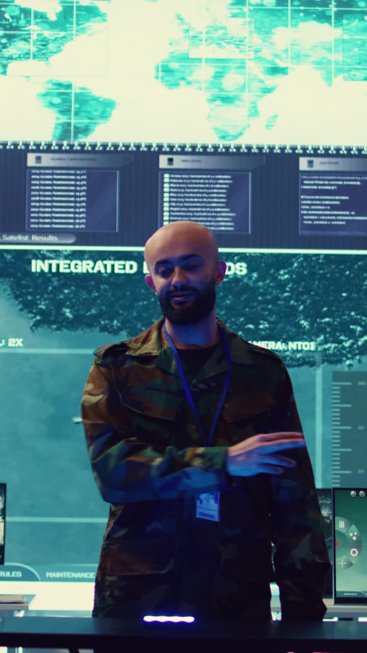 Militärische/r OffizierIn erklärt Daten in einem High-Tech-Kontrollraum
