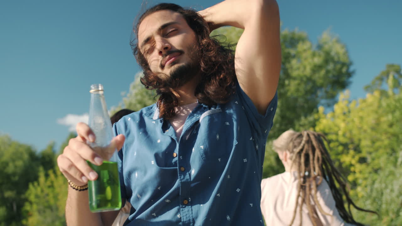 친구 들 이 야외 에서 모이는 것