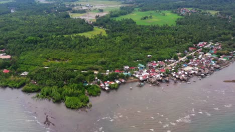 Vista-Aérea-De-Casas-En-La-Zona-Costera-De-San-Bernardo,-Sur-De-Leyte,-Filipinas---Disparo-De-Drones