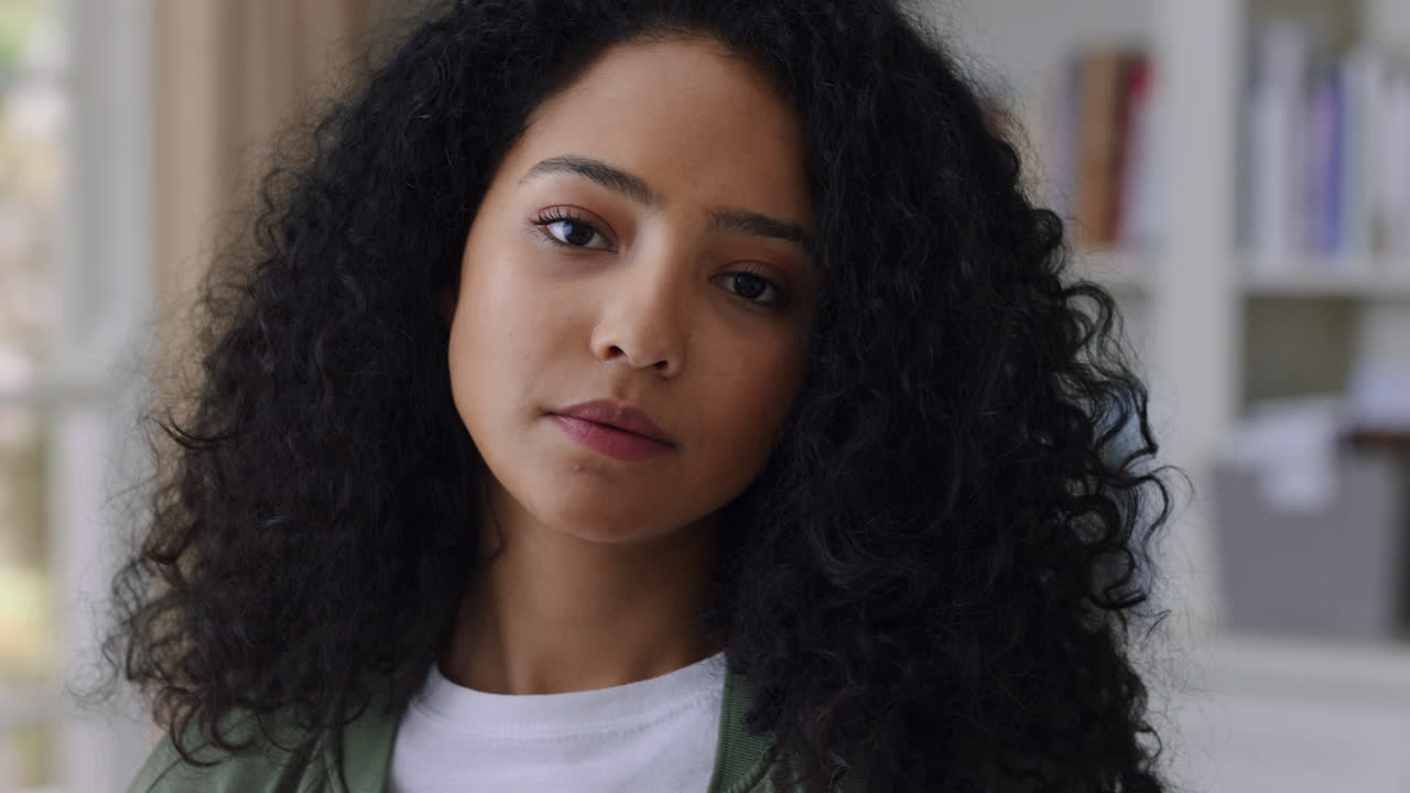 retrato de una hermosa adolescente en casa buscando un concepto serio de autoimagen adolescente