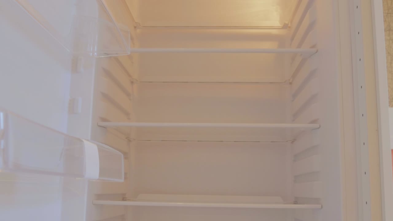 interior del refrigerador vacío blanco