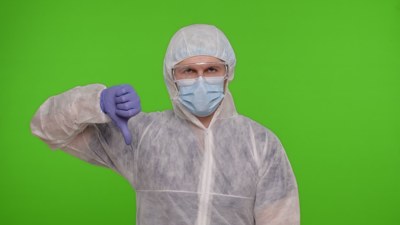 위험복을 입은 남자가 엄지손가락을 내려놓습니다.