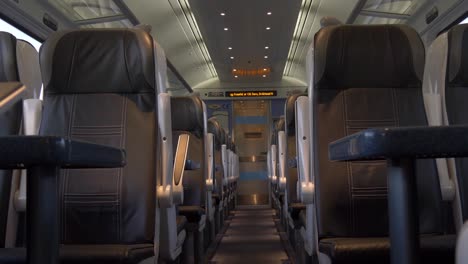 asientos de tren vacíos en el tren de la mañana camino a dublín, irlanda