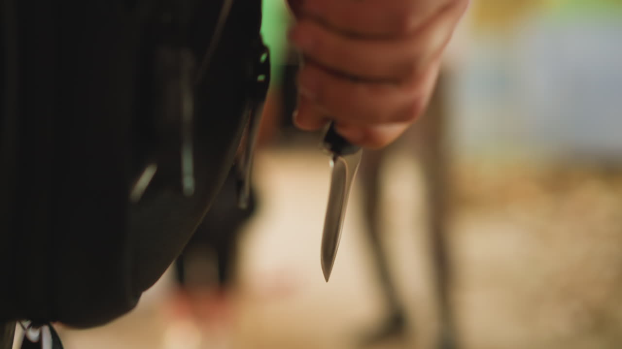 el hombre abre el cuchillo y llega al criminal en un edificio abandonado