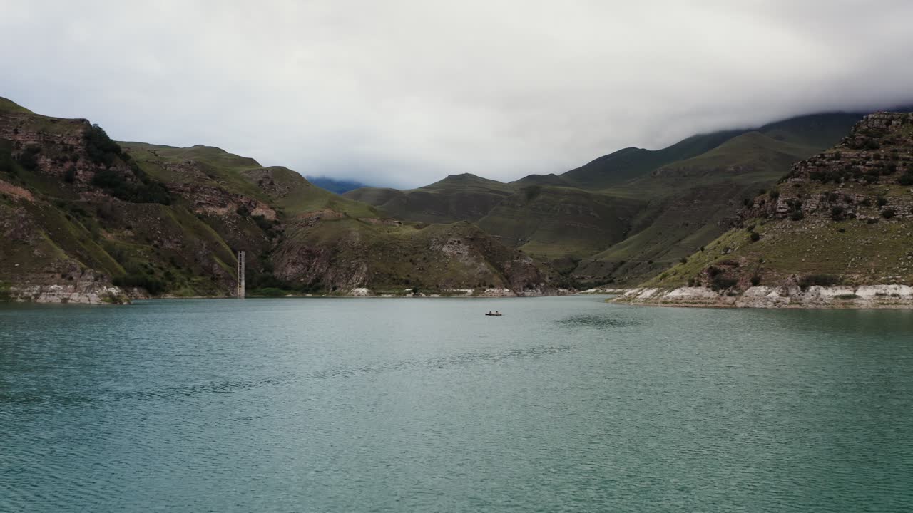 lago de montaña con barco