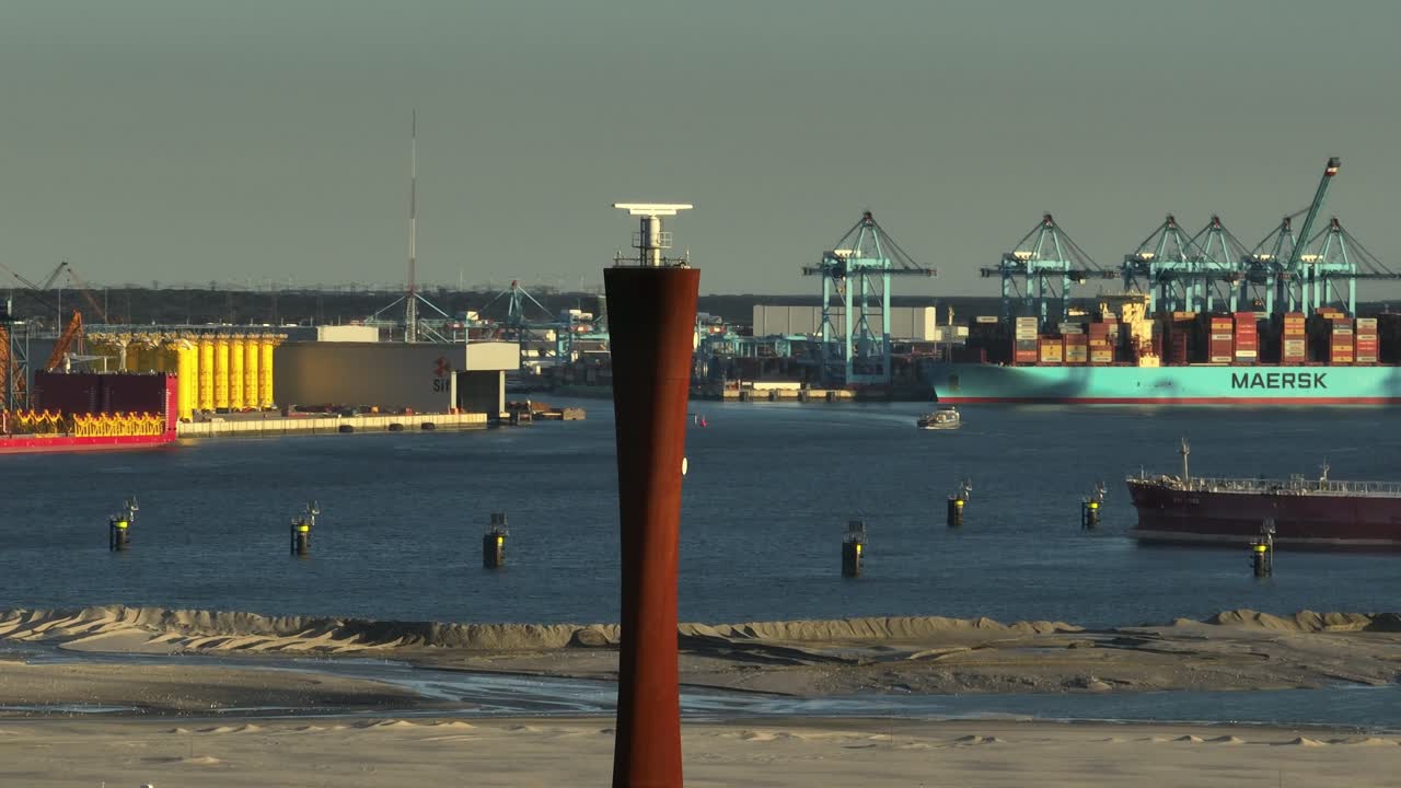 컨테이너 선박 과 석유 기지 와 함께 항구 장면