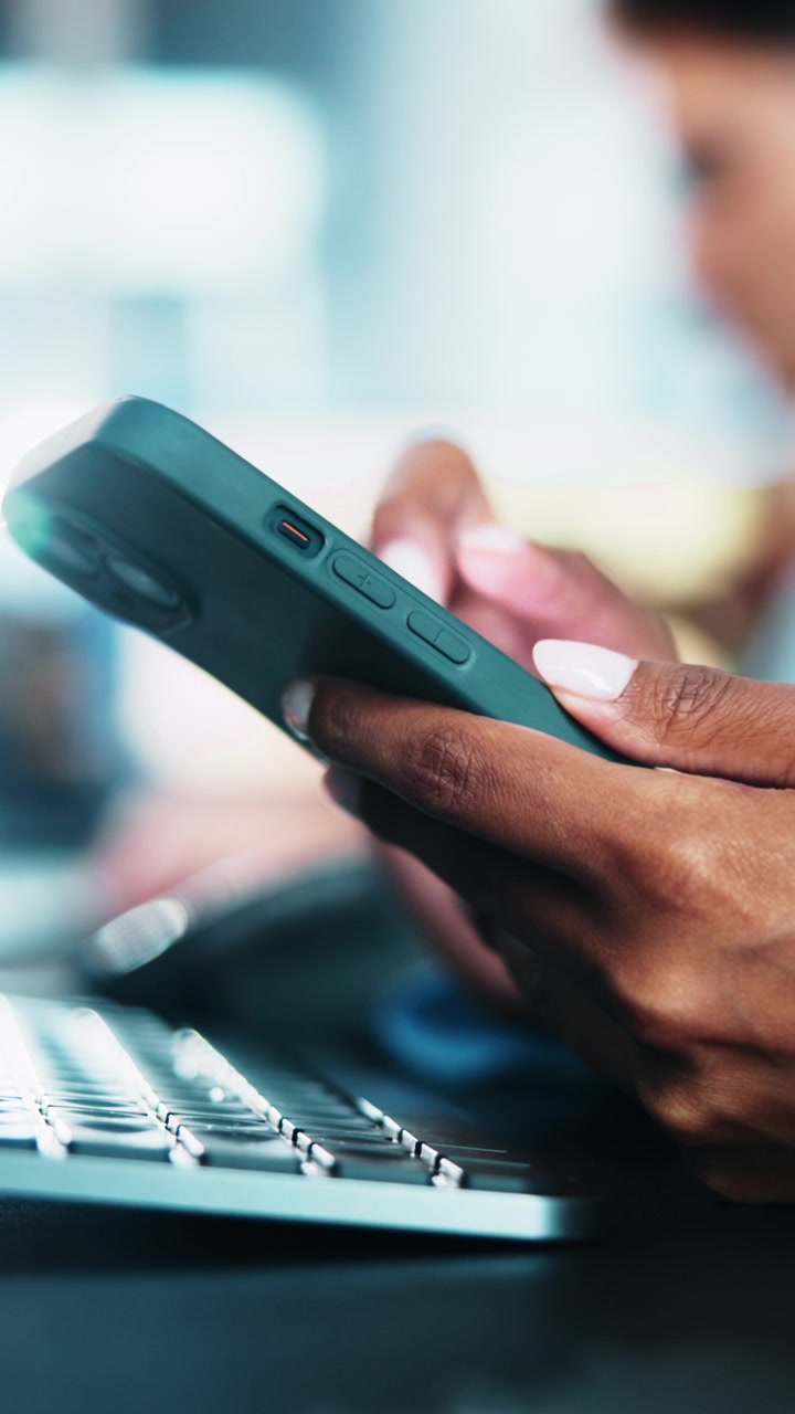 Primo Piano di una Persona che Usa lo Smartphone in Ufficio