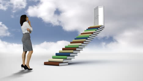mujer de negocios mirando escalones hechos de libros en el cielo nublado
