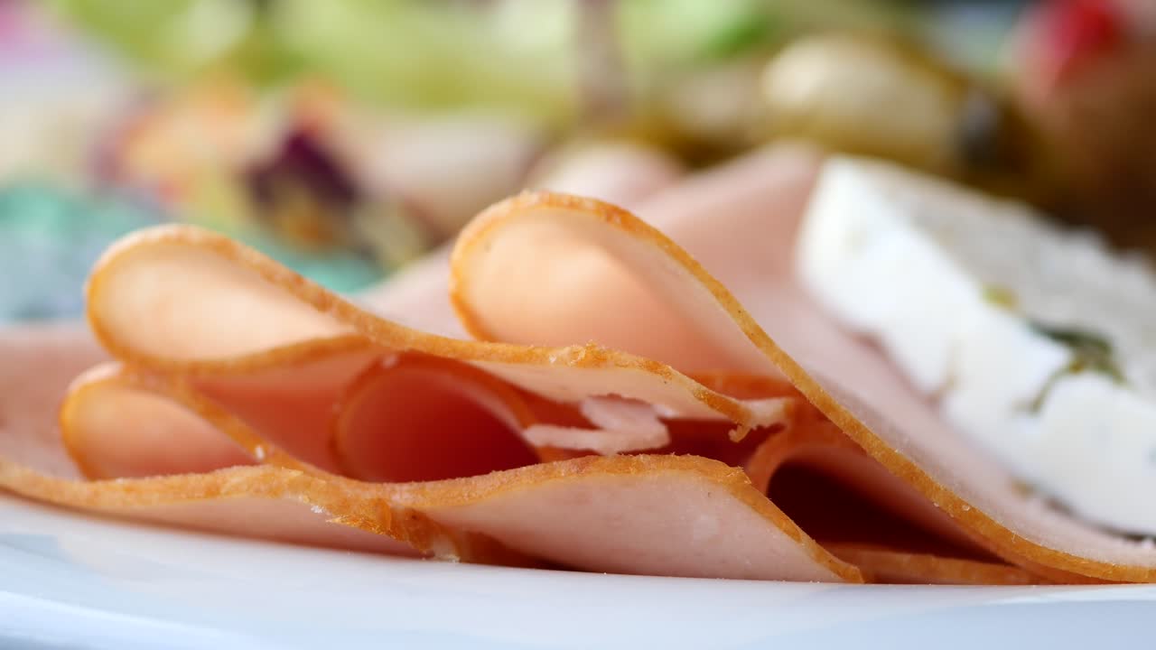 치즈와 러드와 함께 잘라진 햄