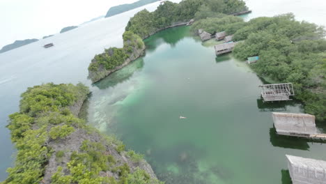drones fpv bucean y sobrevuelan la laguna paradisíaca en raja ampat, indonesia