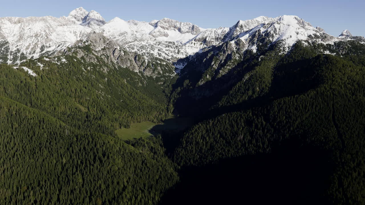 valle alpino con picos cubiertos de nieve