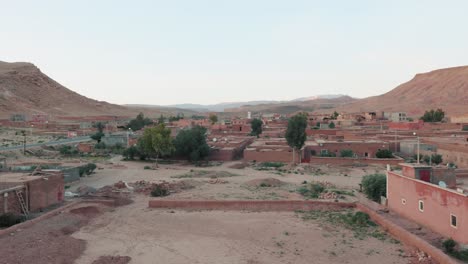 Blick-Auf-Das-Traditionelle-Marokkanische-Dorf-In-Der-Abenddämmerung-In-Ait-Ben-Haddou