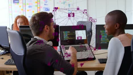 animación de un globo de iconos digitales sobre un hombre y una mujer diversos discutiendo sobre una computadora portátil en la oficina