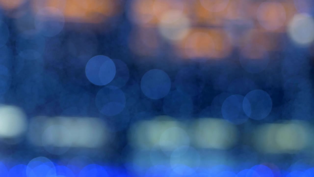 el fondo abstracto de la noche está desfocado con un bonito bokeh. luces de navidad borrosas bokeh. panorámica a través del borrón.