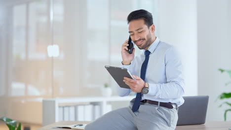 Hombre-De-Negocios-Hablando-Por-Teléfono-Mientras-Navega