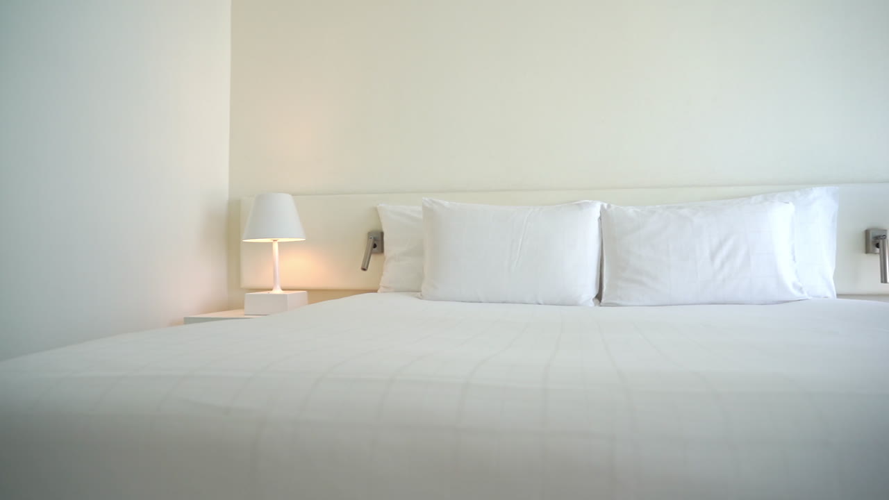 아늑한 편안한 호텔 킹 사이즈 침대 공간