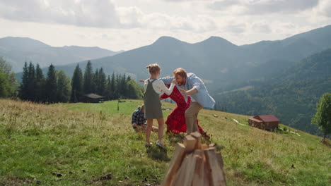 La-Familia-Engañadora-Se-Divierte-En-Un-Día-Soleado-En-La-Ladera-De-La-Montaña.-Padres-Jugando-Con-Niños.