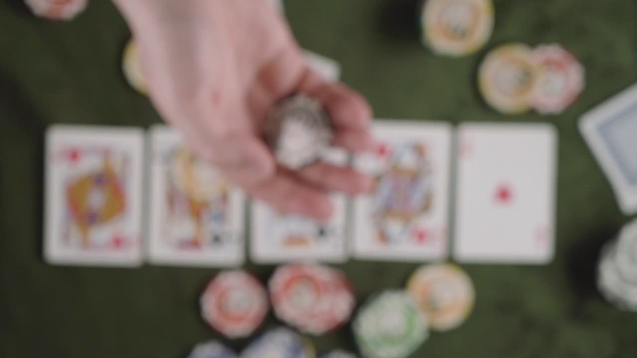 una persona lanza más precisamente una ficha de valor "100" en el aire con una mayor distancia en sus manos