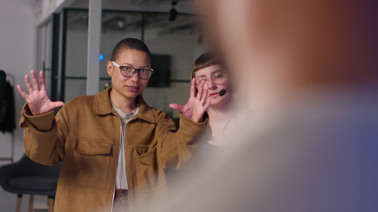dos mujeres de negocios están hablando durante una reunión en una oficina