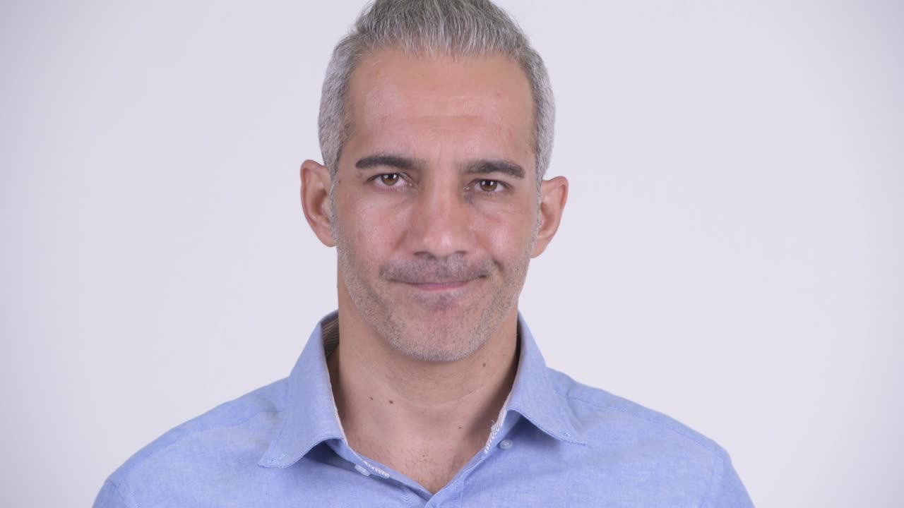 Volto di un maturo uomo d'affari persiano felice