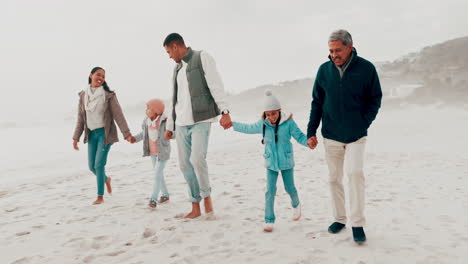 un paseo familiar por la playa en invierno
