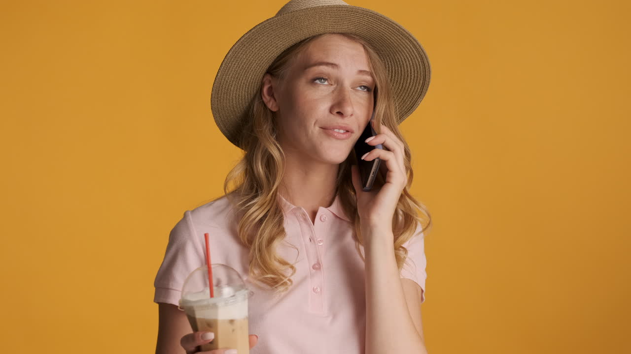 여름 휴가 동안 전화통화를 하는 백인 여성.