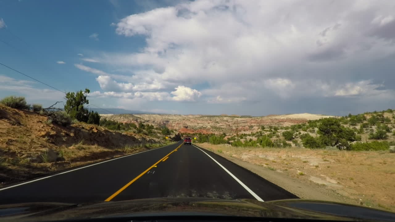 Una vista a través del parabrisas mientras se conduce por la Carretera 12 en el Parque Nacional Capitol Reef, Utah, EE. UU.