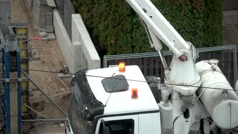 Orange-warning-lights-on-the-roof-the-car,-close-up