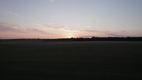 Drohnenaufnahme-Des-Sonnenuntergangs-über-Einem-Feld-In-Dänemark,-Skandinavien-–-Dolly-Aufnahme