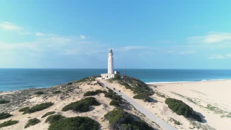 vista aérea sobre las dunas y sobre el faro de trafalgar en cádiz, españa