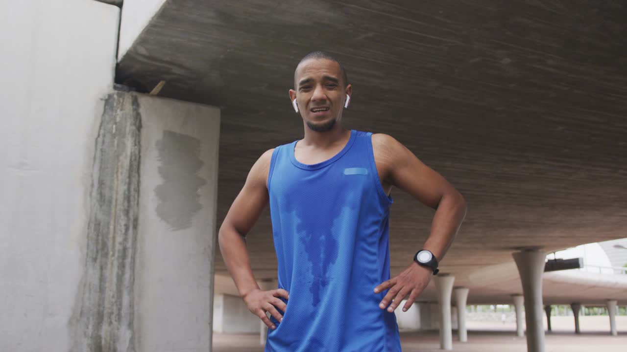 vista frontal hombre con pierna protésica descansando