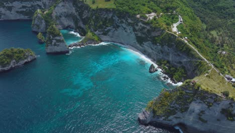 Diamond-Beach-Auf-Nusa-Penida-Mit-Klarem-Blauem-Tropischem-Wasser,-Antenne