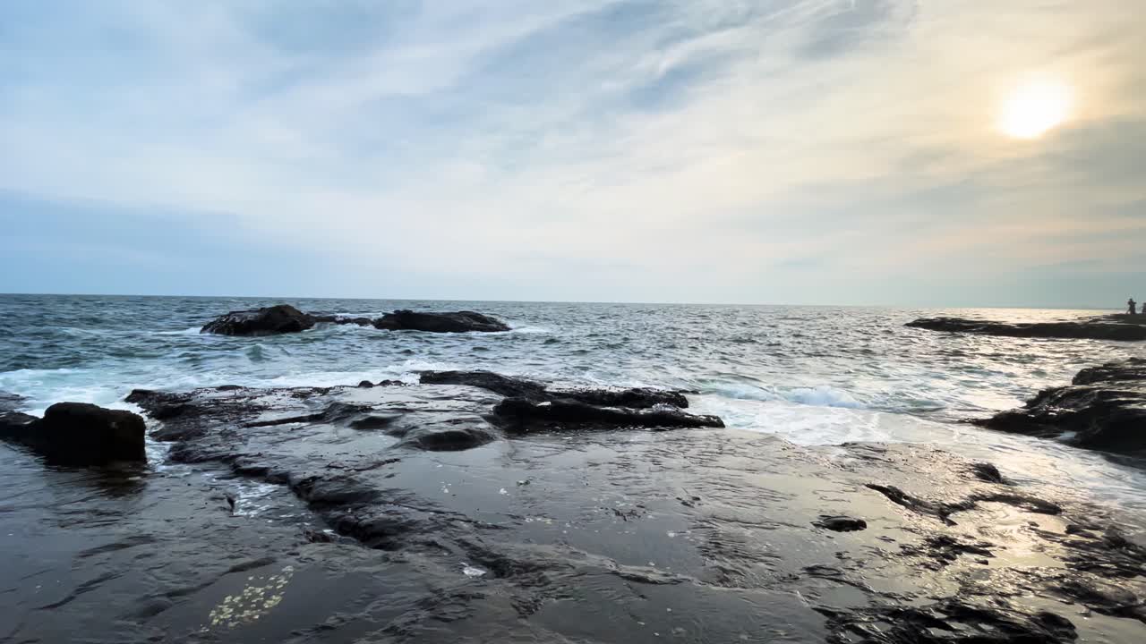 일본 에노시마 섬 에서 바다 물결 이 저녁 에 해 가 지는 동안 바위 에 부 ⁇ 히는 모습