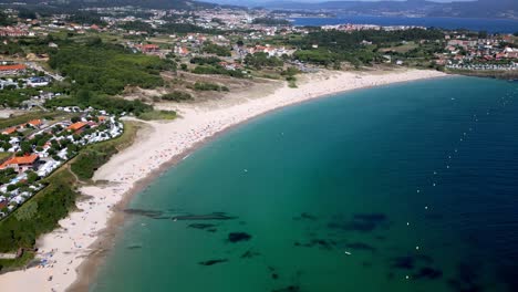 immagini aeree di un exotico villaggio sulla spiaggia di sanxenxo con acque cristalline di giada