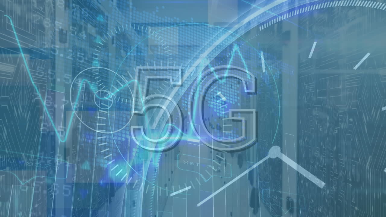animazione dell'elaborazione dei dati con testo 5g e clock over server room.