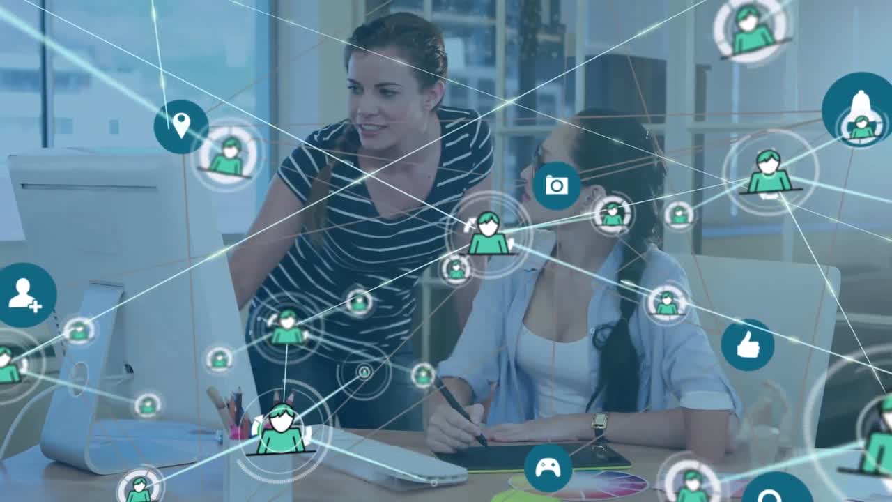 animación de una red de iconos de perfiles contra dos colegas femeninas diversas discutiendo en la oficina.