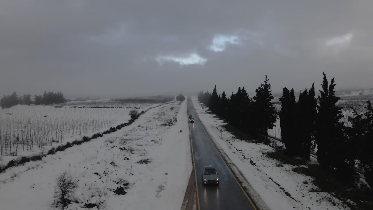 이스라엘, 골란 고원의 풍경에 눈이 내리는 시골길의 조감도