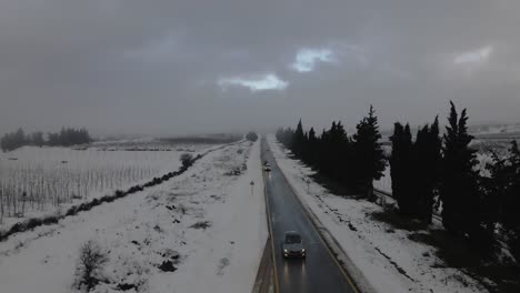 vista aérea de la carretera nacional con nieve en el paisaje en israel, alturas del golán