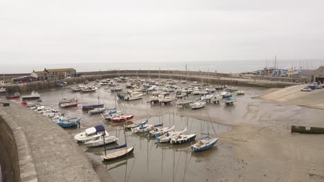 Una-Vista-Aérea-De-Bajo-Nivel-Del-área-Del-Puerto-De-Lyme-Regis