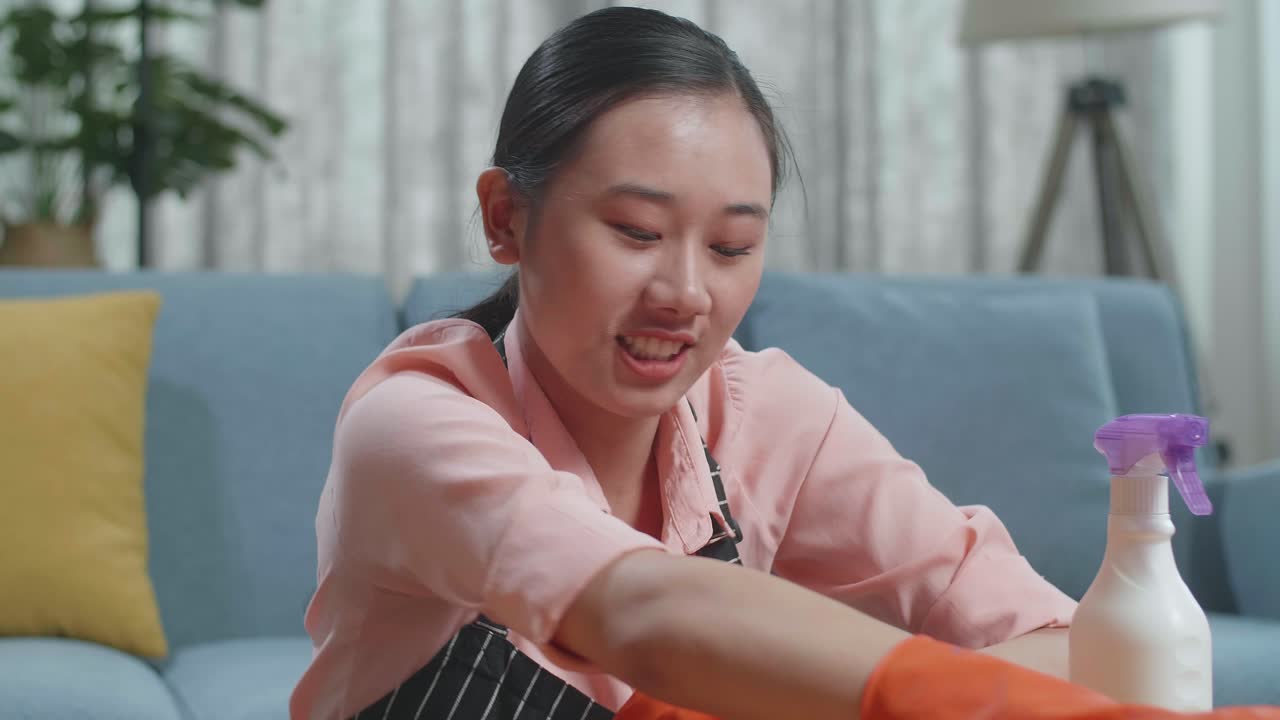 집 에서 테이블 을 청소 하는 여자