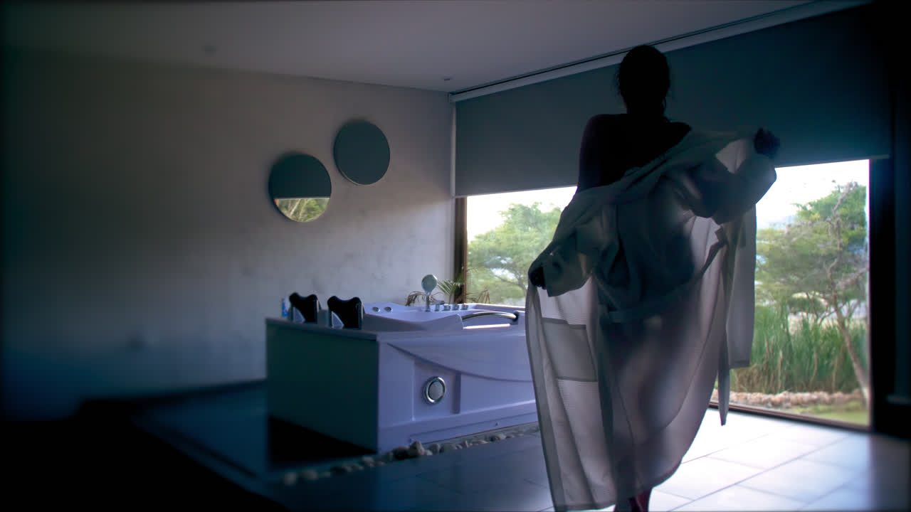 리조트에서 자쿠지로 목욕 가운을 벗고 여자의 뒤에서 slomo