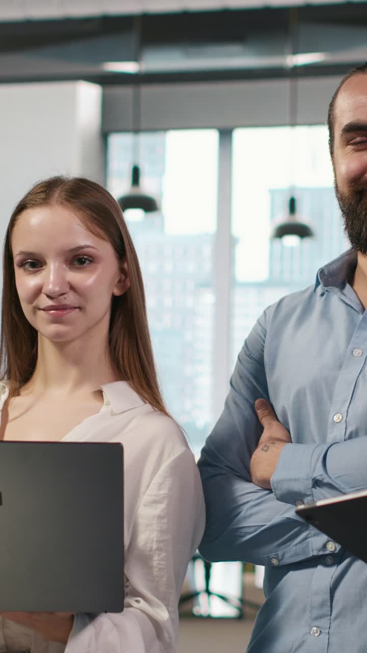 Video verticale: ritratto di ingegneri che lavorano in team scrivendo codice, sviluppando API di machine learning